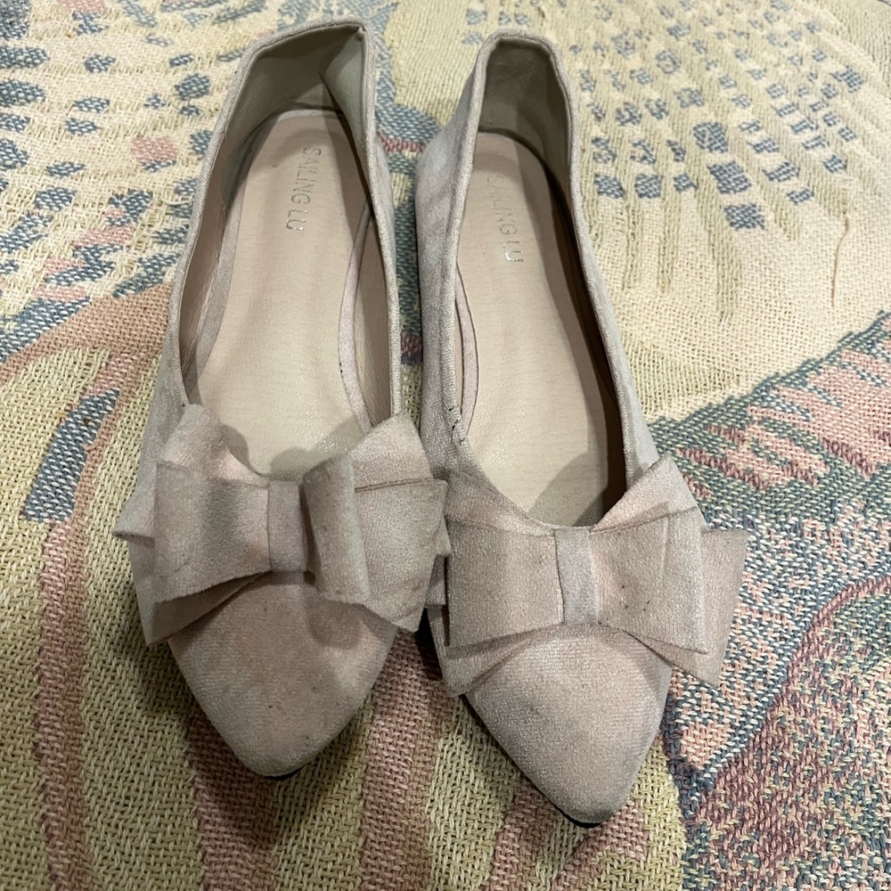 Chic Bow Flats in Tan Suede